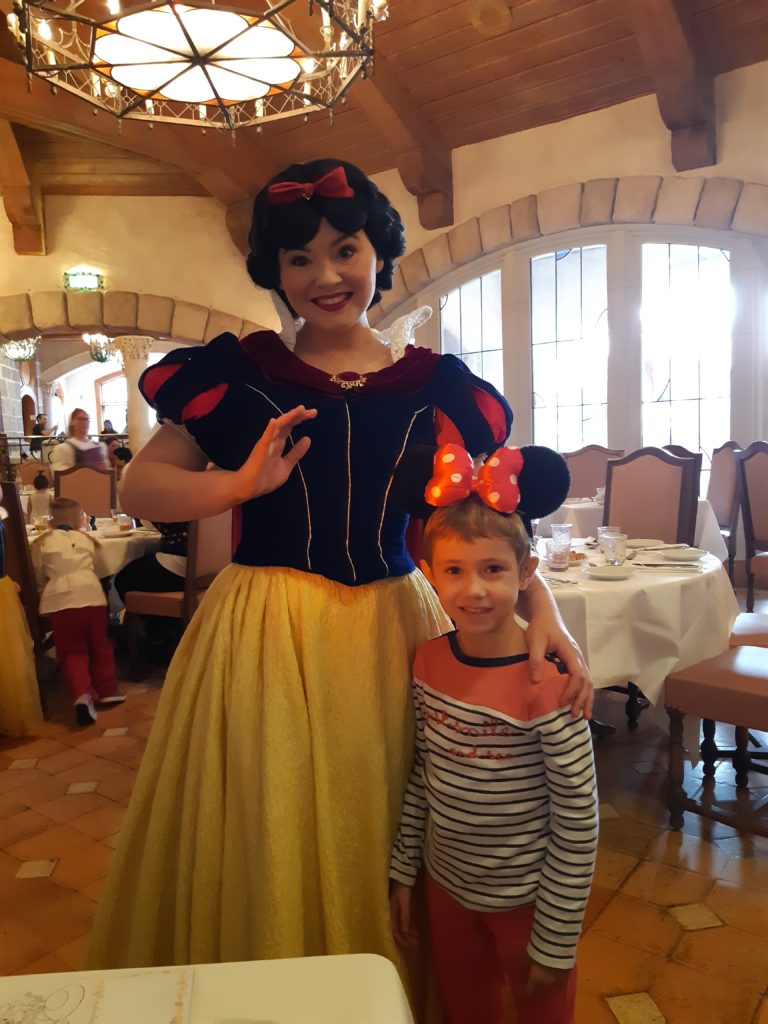 Elisa à Disneyland Paris avec sa famille