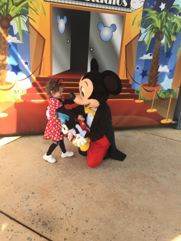 Elena avec Mickey et Minnie à Disneyland Paris