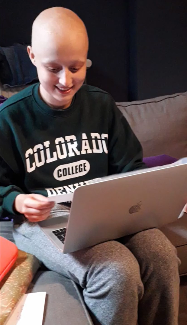 Emilie découvre le MacBook dont elle rêvait