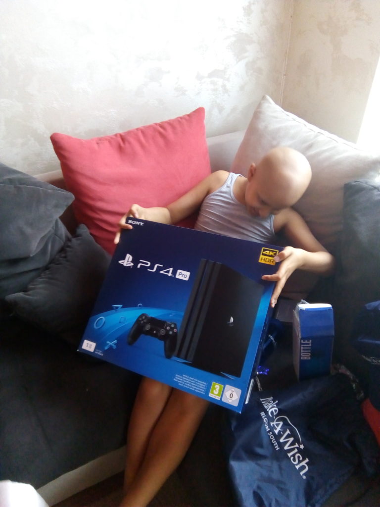 Nadim reçoit la PlayStation dont il rêvait