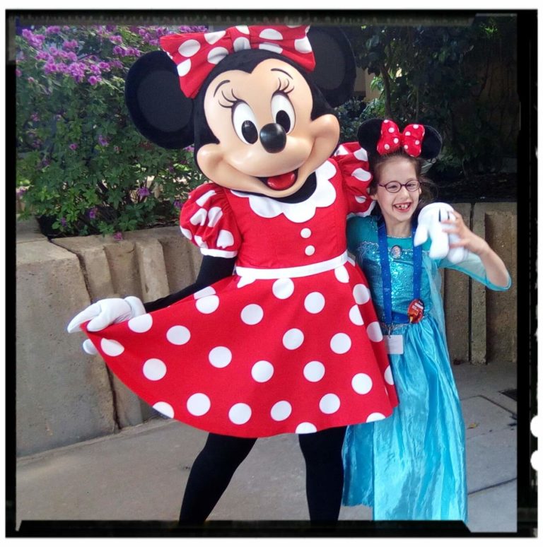 Mélanie avec Minnie à Disneyland Paris