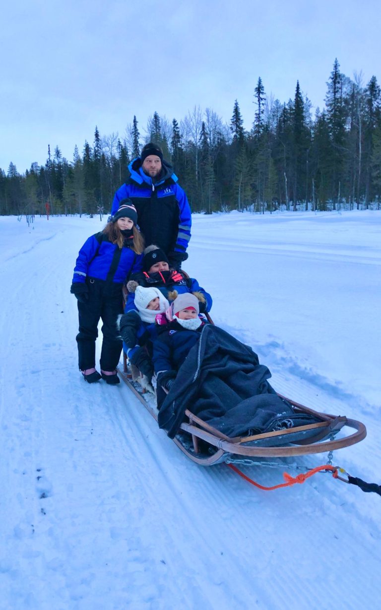 Ouna et sa famille lors de leur séjour en Laponie