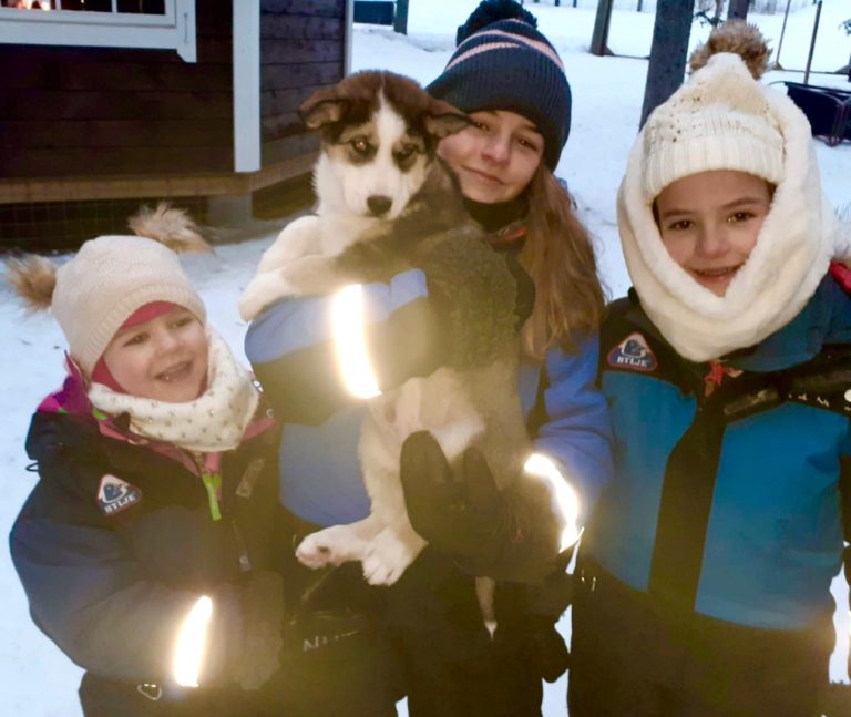 Ouna et sa famille lors de leur séjour en Laponie