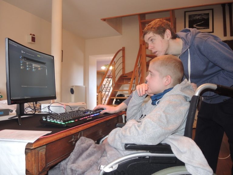 Notre Wish Kid Yann découvre son PC gamer avec sa maman