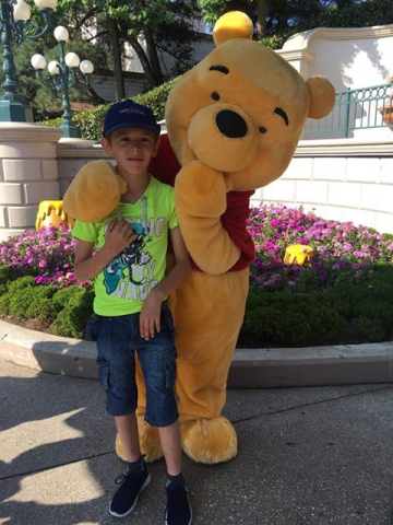Hugo à Disneyland avec sa famille et ses personnages préférés