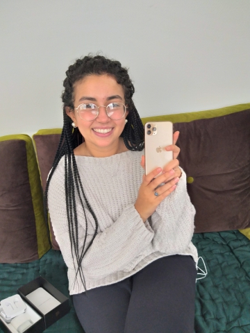 Marwa tout sourire avec son nouvel iPhone