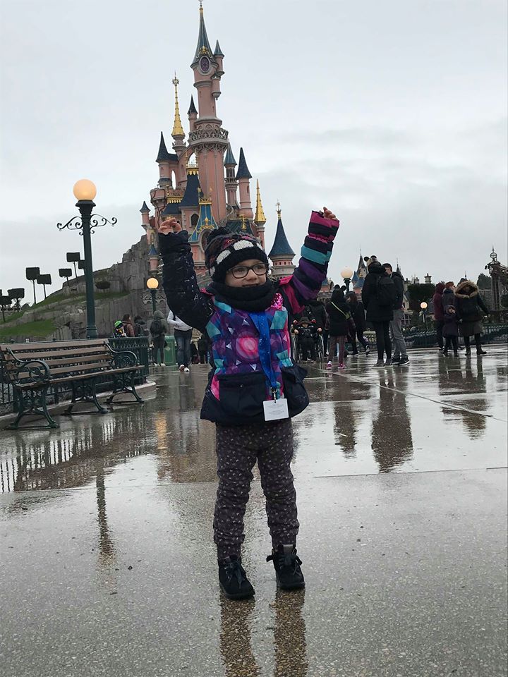 Lou à Disneyland Paris avec ses personnages préférés