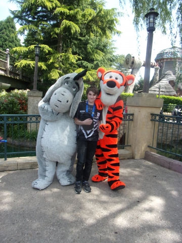Aloïs à Disneyland Paris avec ses personnages préférés