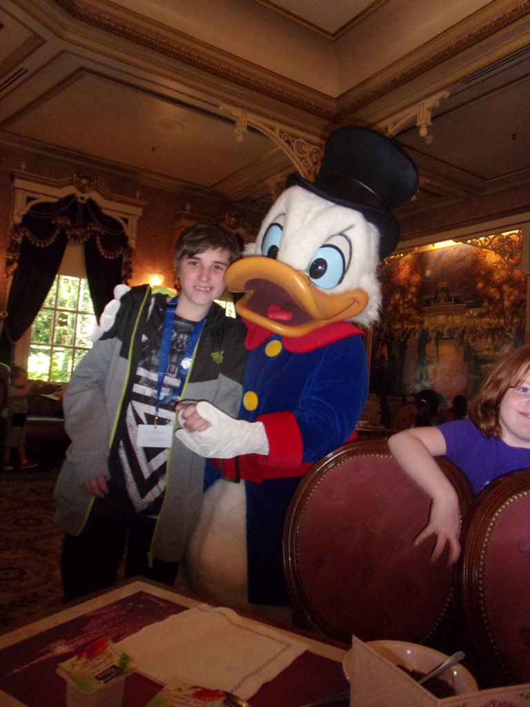 Aloïs à Disneyland Paris avec ses personnages préférés