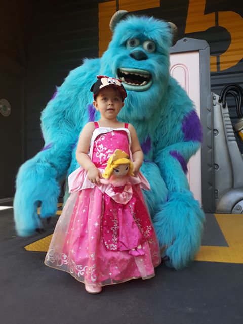Kellya à Disneyland Paris avec Mickey et sa famille