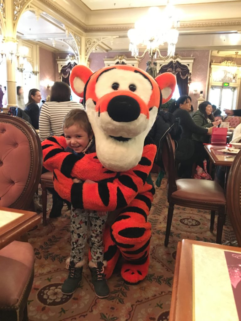Daniela à Disneyland Paris avec ses héros préférés