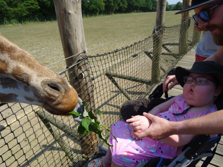 Leana lors de son séjour avec les animaux au parc Cerza