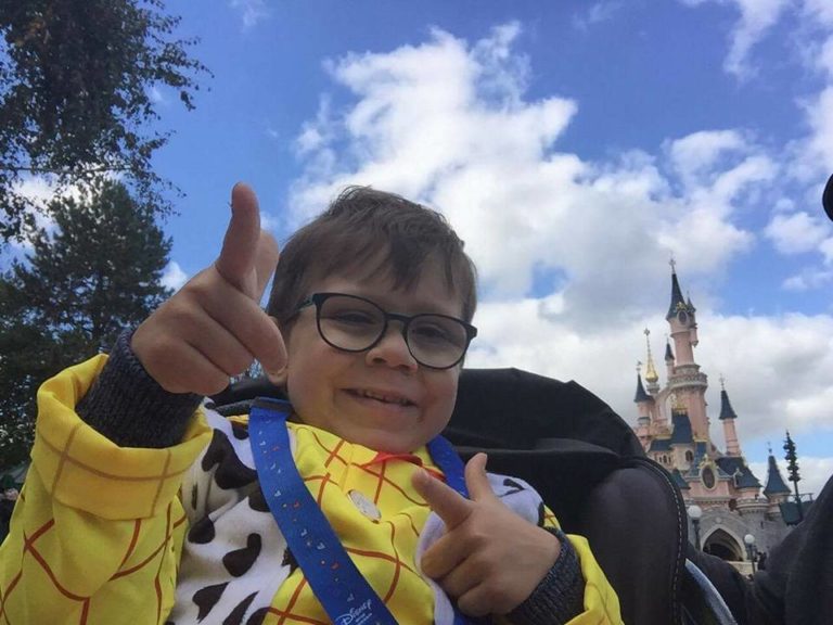 Lucas avec ses héros préférés à Disneyland Paris