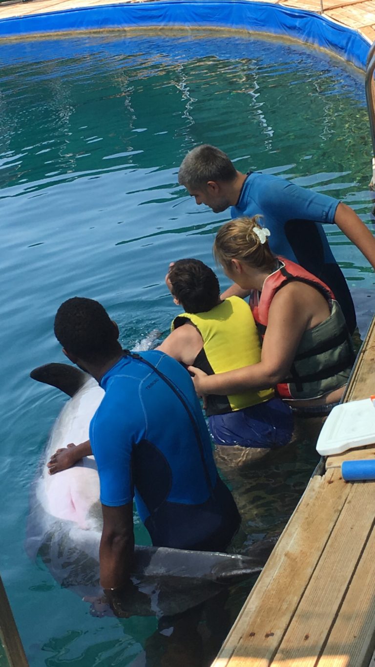 Aurélie lors de sa rencontre avec les dauphins