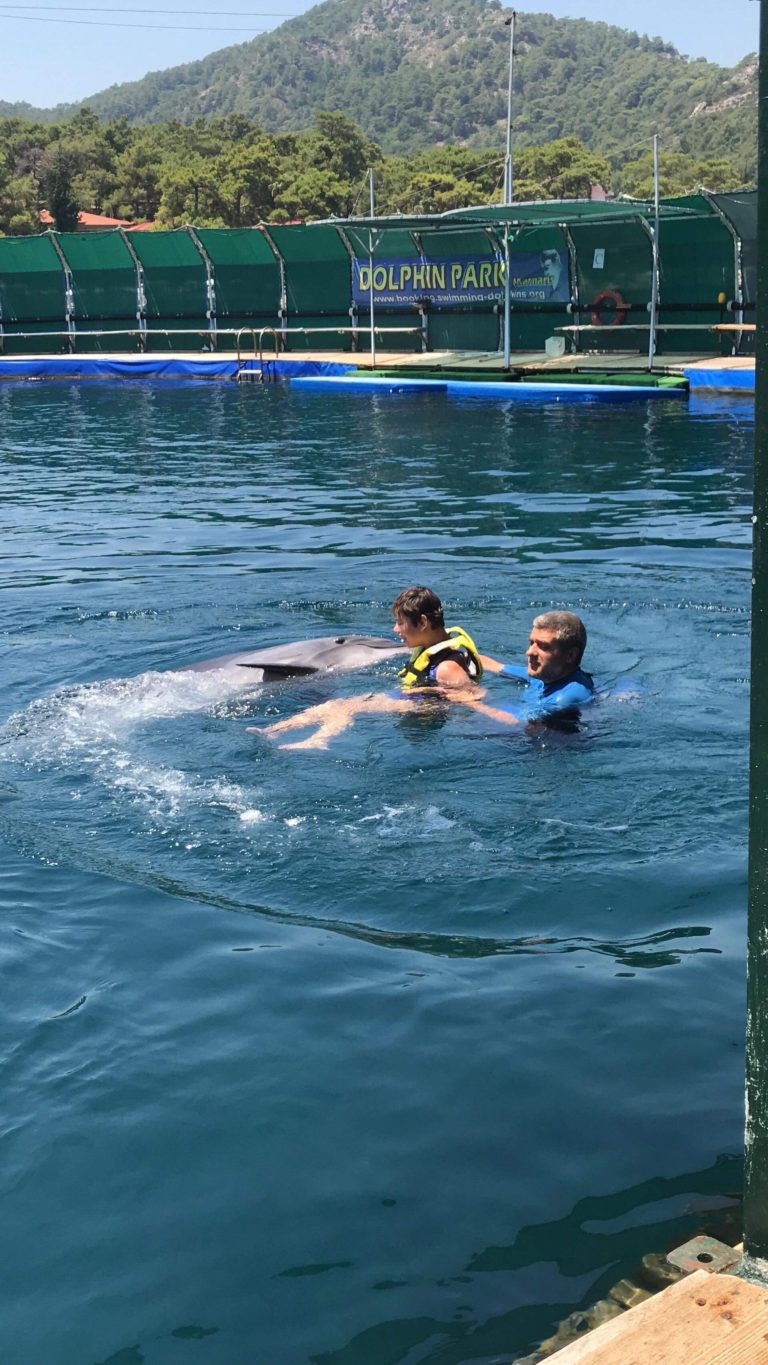 Aurélie lors de sa rencontre avec les dauphins