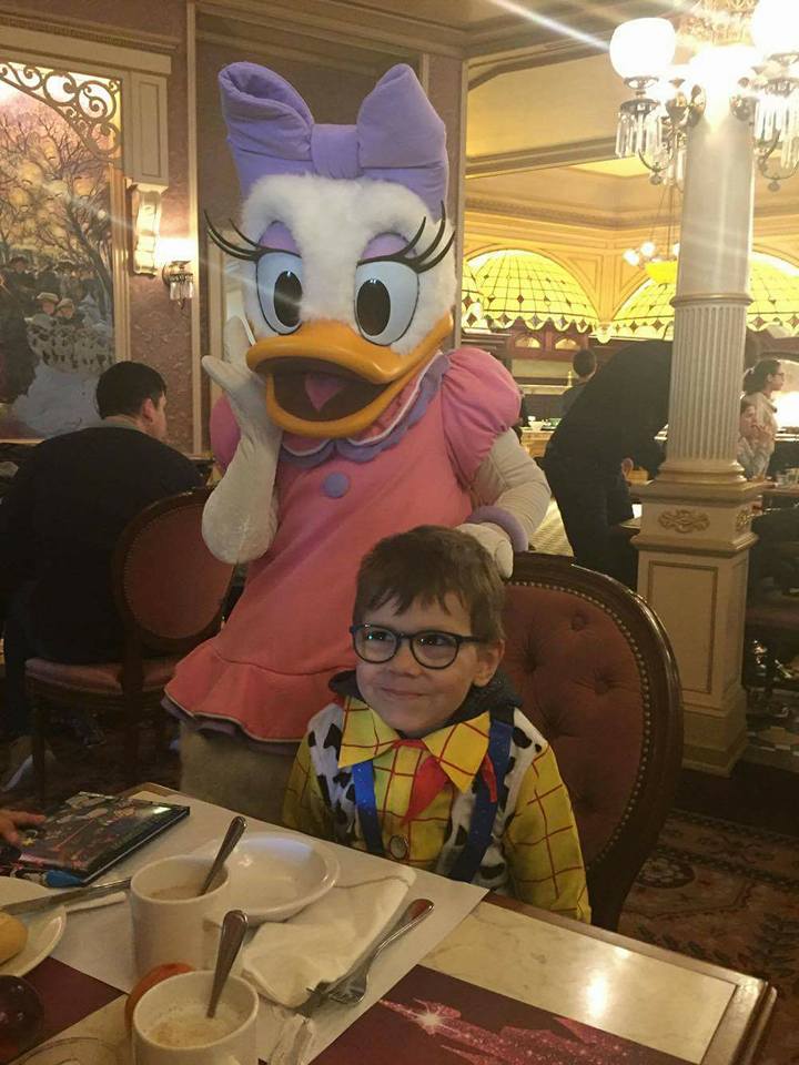 Lucas avec ses héros préférés à Disneyland Paris