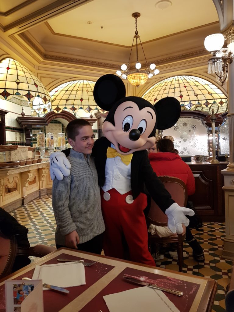 Jérémy à Disneyland Paris avec sa famille