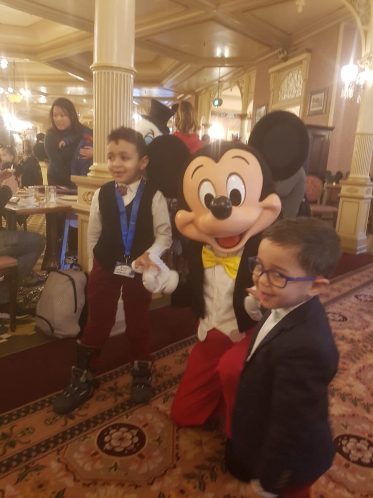 Aymen avec Mickey à Disneyland Paris