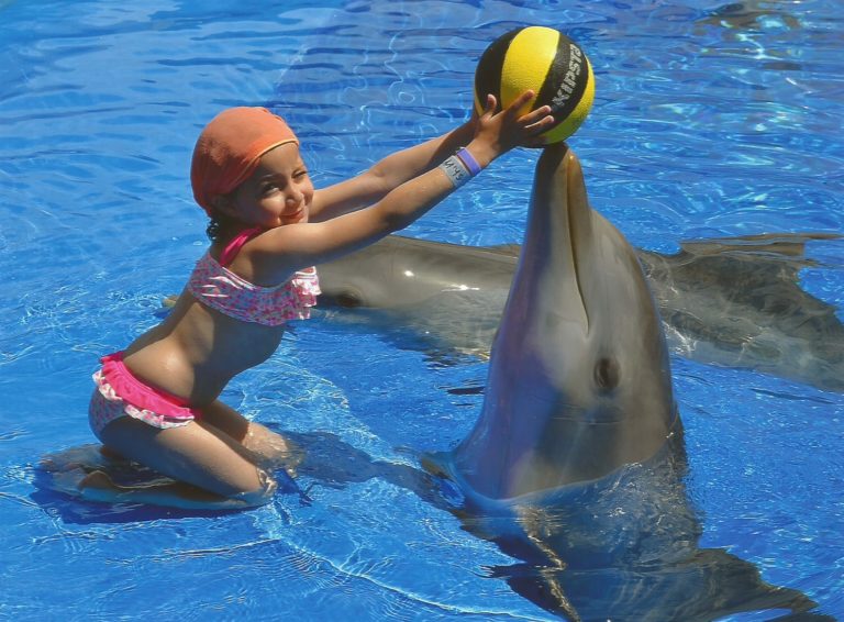 Eva lors de sa rencontre avec les dauphins