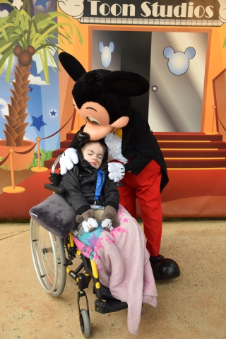 Noah avec Mickey à Disneyland Paris