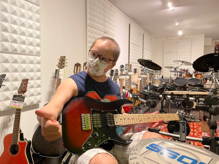 Baran a testé quelques guitares avant de faire son choix en magasin