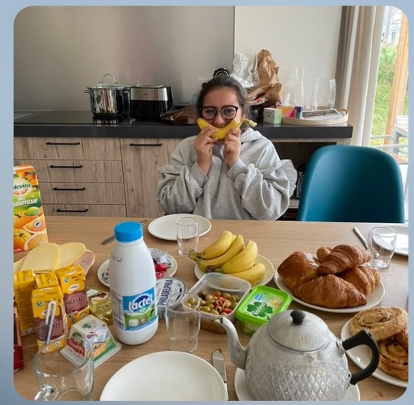 Sarah profite de son petit déjeuner