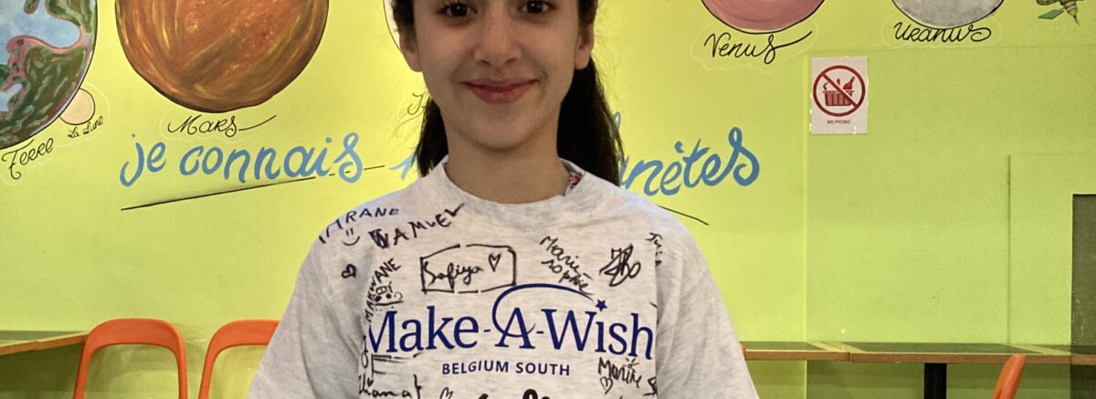 Safiya pose avec son t shirt signé par tous les invités à sa fête d'anniversaire