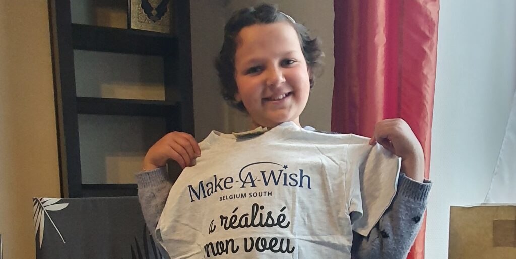 Wafaa reçoit un t shirt Make-A-Wish