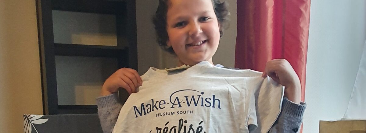 Wafaa reçoit un t shirt Make-A-Wish
