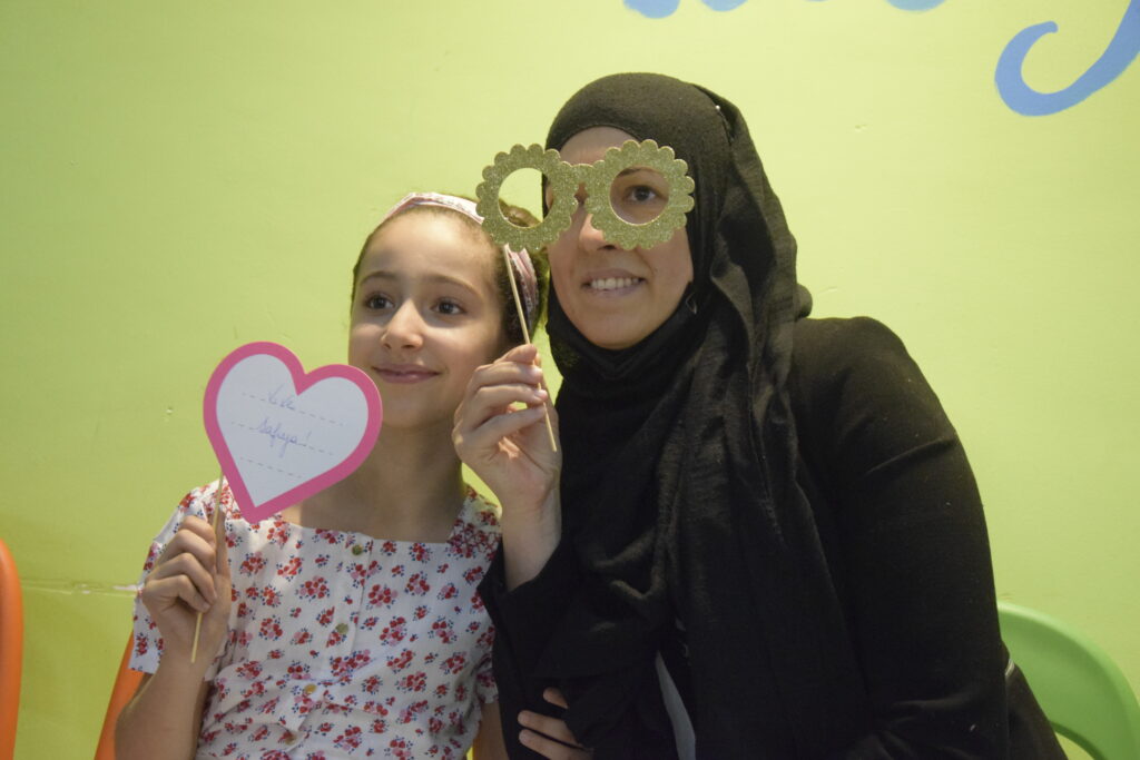 Safiya pose à sa fête d'anniversaire avec sa super maman