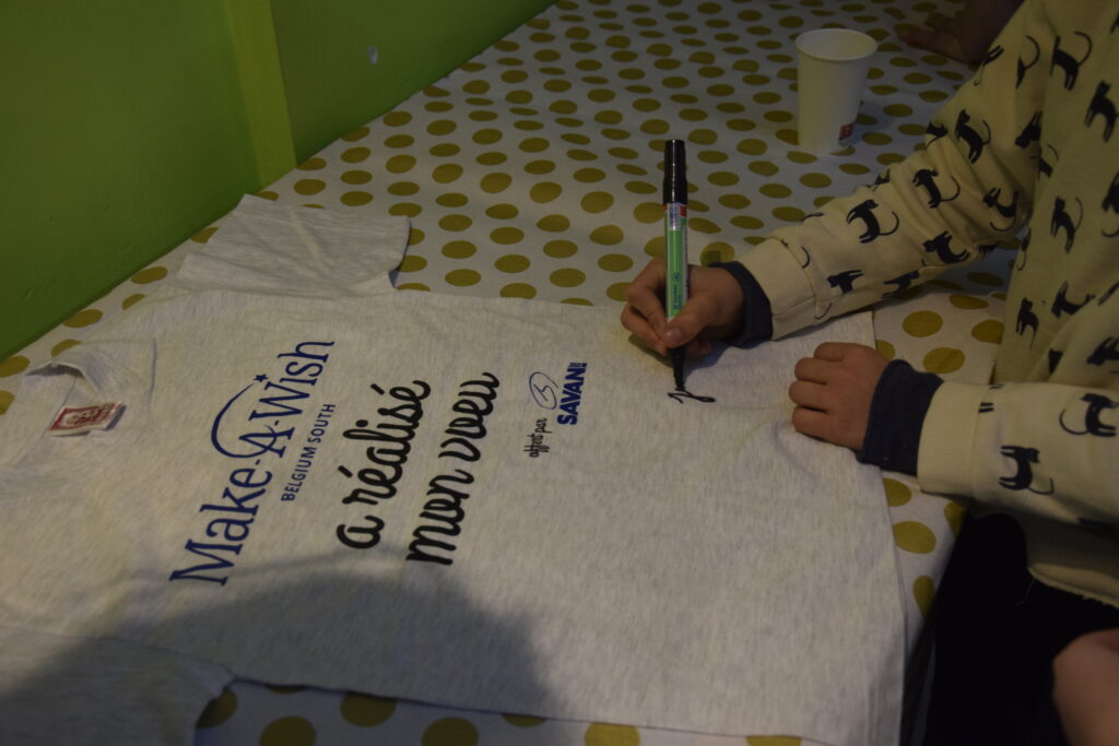 Tous les invités signent sur le T-shirt Make-A-Wish de Safiya
