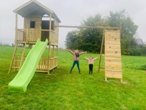 Norah et sa soeur qui découvrent leur nouveau module de jeux