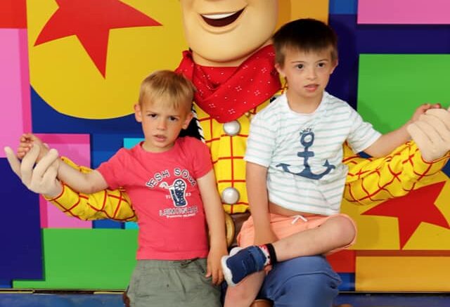 Thio et son frère avec Woody