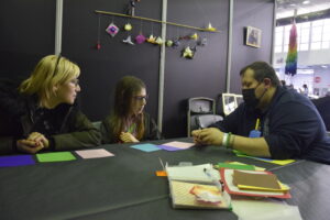 Fatima en atelier origami avec Lotus Rouge