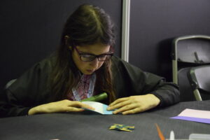 Fatima en atelier origami avec Lotus Rouge