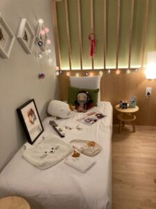 La chambre de fatima décorée avec plein de mangas au Yadoya hôtel