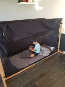 Antony profite de son nouveau lit cabane de voyage