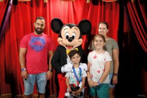 Photo de la famille de Rayane avec Mickey