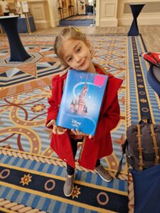 Eline et son cahier reçu de Disneyland Paris