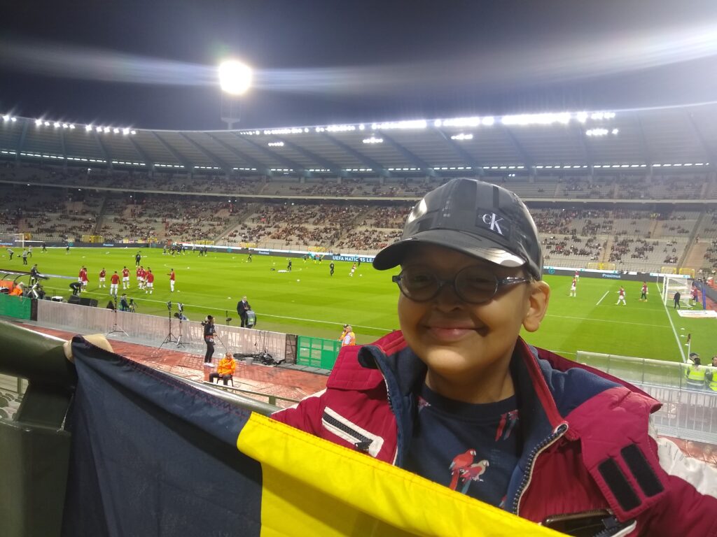 Ryan devant le stade avec le drapeau belge