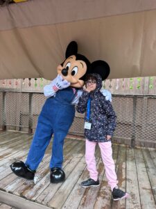 Hana et Mickey à Disney