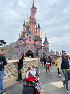 Alexandra devant le château de Disney