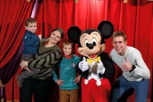 Axel et sa famille avec Mickey