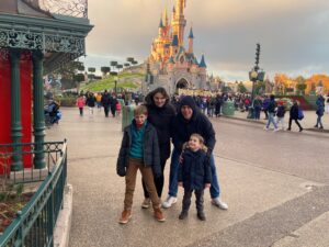 Axel et sa famille devant le château de Disney