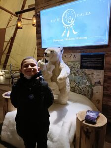 Célian avec un ours polair