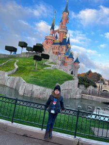 Alexis devant le château de Disney