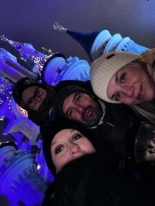 Alexis et sa famille lors de la réalisation de son voeu à Disneyland Paris