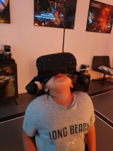 Miryam qui joue à la VR