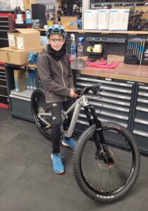 Robin avec son nouveau vélo dans le magasin