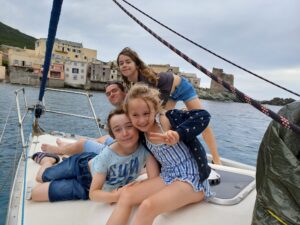 Maxence et ses soeurs sur le bateau